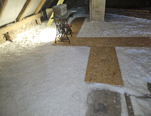 Zateplení stropu rodinného domu pomocí foukané izolace